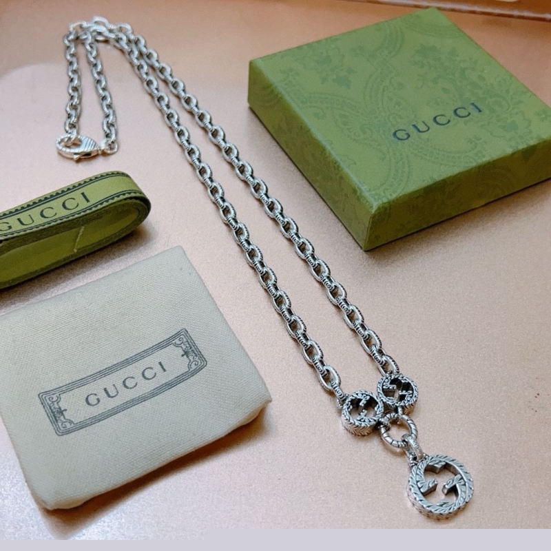 G*u*i necklaces